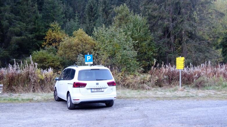 Der gebührenfreie Parkplatz in Piösmes (St. Leonhard im Pitztal), direkt an der Landesstraße.