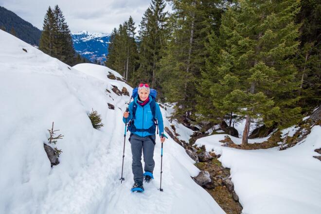 Am Golmer Bach geht es auf einem schmalen Weg weiter.