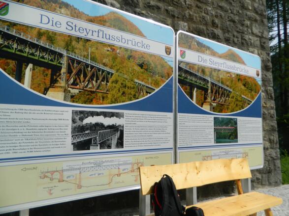Infotafel bei der Eisenbahnbrücke