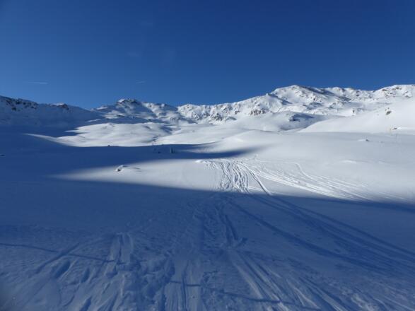 Blick über die Schafalmböden. Ganz hinten der Rote Kogel.