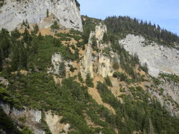 Die Rumer Nadel (Bildmitte) liegt am Südhang der Rumerspitze auf 1370 m.