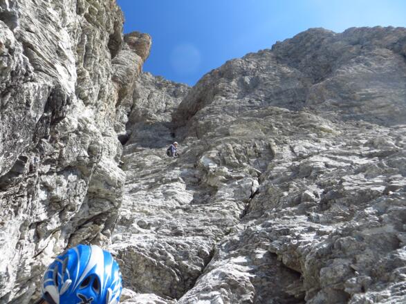 Danach zwei Sellängen gerade hinauf