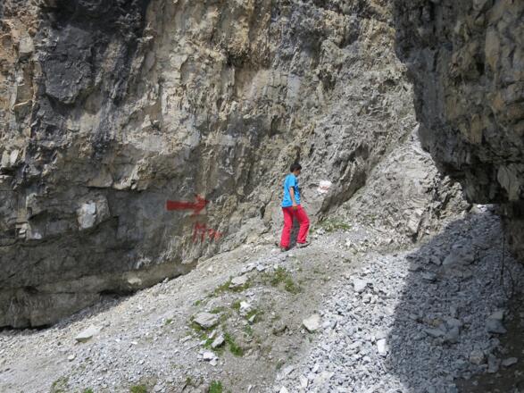 Zuerst durch eine tiefe Schlucht ...
