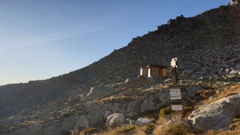 Winterhütte und Wegbeginn