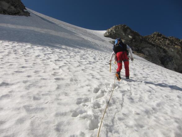 Am Fuß der Nordflanke. Der Bereich unmittelbar unterhalb des Bergschrundes ist ideal als Sammelplatz zum Umbauen der Seilschaften.