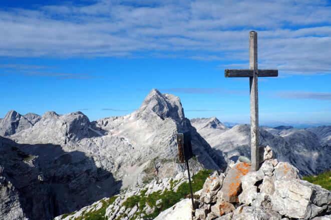Kleines Gipfelkreuz vom "Kreuz" 2.174m mit Schermberg