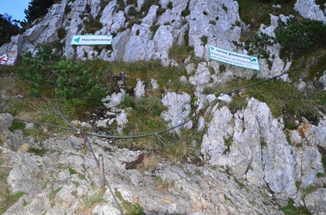 am Ende des Brandgrabens geht es links weiter (rechts der Traunseeklettersteig C/D)