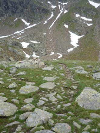 Auf einer Hochfläche entlang und dann auf den Sattel
