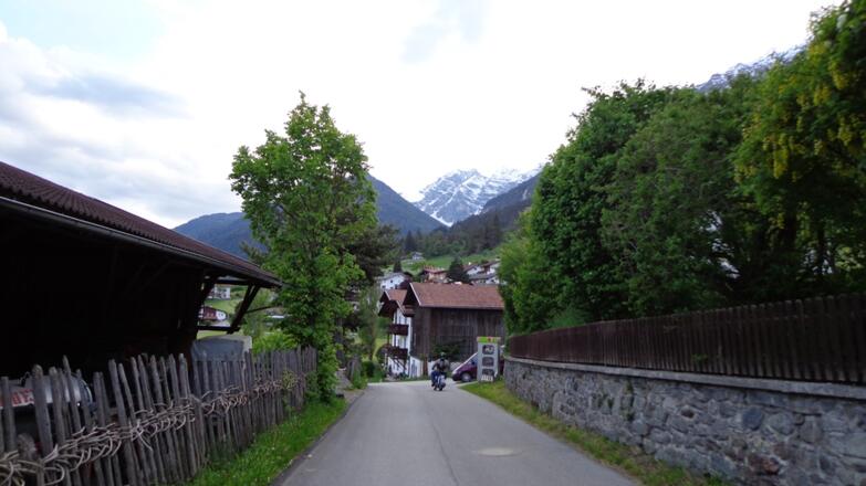 Beim Holzstadl rechts weg und dann gleich wieder nach links abbiegen.