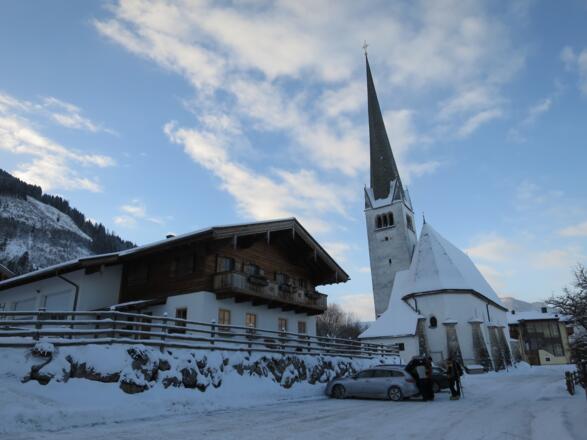 Gratis parken zwischen Kirche und Gerlingerwirt. Nur wenige Meter Ski tragen ...