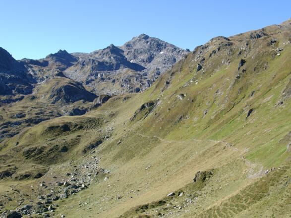 Von der Abzweigung oberhalb des Sidanjochs führt der Weg am östlichen Abhang des Rosskopfes in einem weiten Bogen auf die Seen unterhalb des Rastkogels zu.