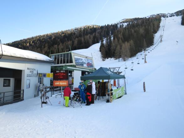 ... zur Talstation der Birgitzköpflbahn (Sessellift).