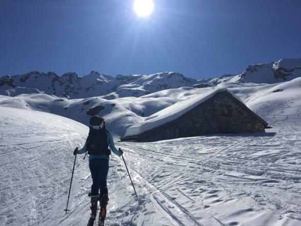 Zollhütte nach 6 km und 800 Hm auf 2221 m, im Hintergrund der Gipfel