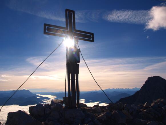 Gipfelkreuz 2123 m im Gegenlicht