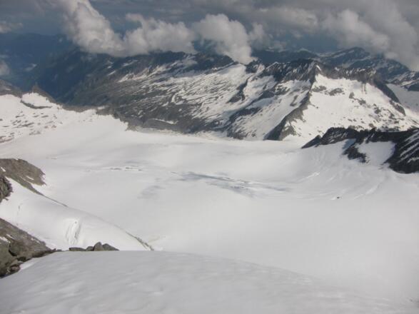 ... der lange Gletscherweg Richtung Venedigerscharte - rechts die Hohe Fürleg (3244 m) ...