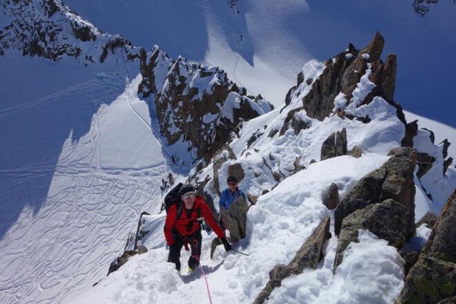 Die letzten Meter zum Gipfel. Für eine zusätzliche Seilsicherung der Nachsteiger bieten Bohrhaken oder Felsköpfe perfekte Fixpunkte.