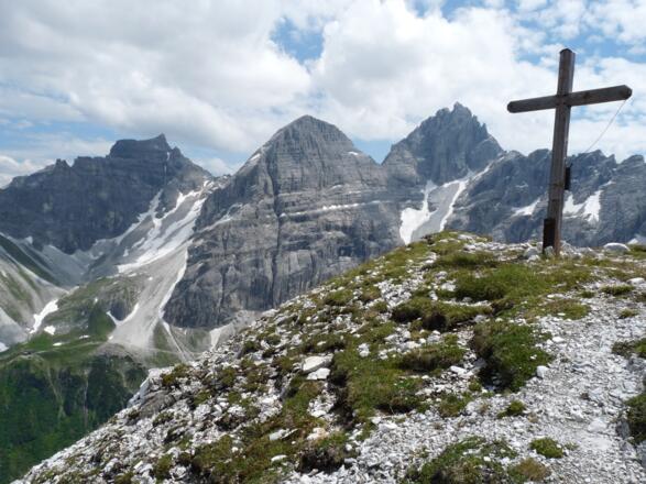 Einfach hinsetzen und diese grandiose Aussicht auf die Tribulaune genießen.
