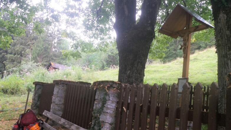 Dankeskreuz mit Ruhebank für eine Heilung, 1908 gestiftet.