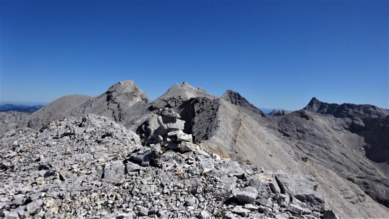 Punkt 2590 m im Gratverlauf zur Marxenkarspitze (links). In der Bildmitte die Ödkarspitzen, rechts die Birkkar-, ganz rechts die Kaltwasserkar-Spitze.