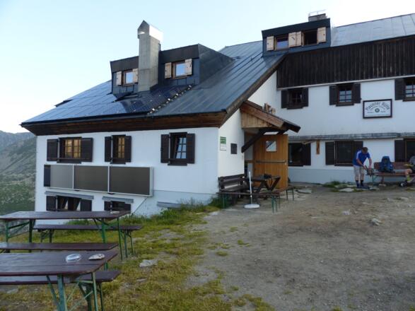 Nach gut 2 Stunden Gehzeit ist die Plauener Hütte erreicht.