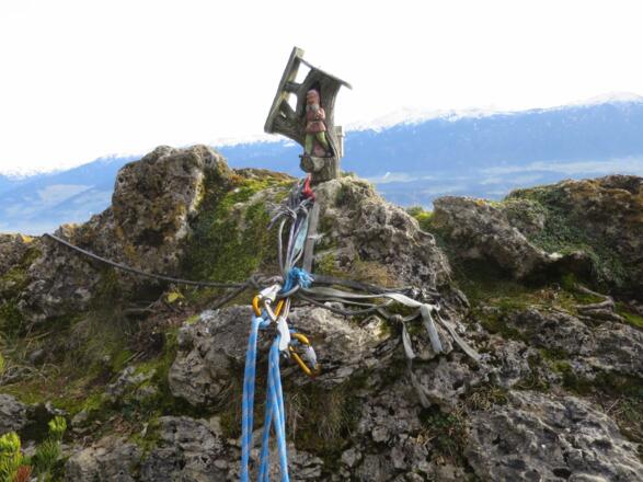 Die Situation am Gipfel der Rumer-Nadel: mehrere Haken, ein Gewirr aus Schlingen und ein Stahl- bzw. Abseilring schaffen letztlich eine soliden Standplatz zum Nachsichern und zum Abseilen.