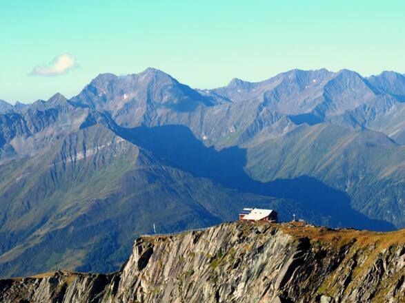 Bonn Matreier Hütte mit Lasörling am Abstieg