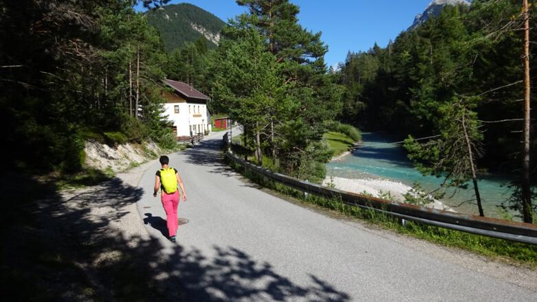 Zuerst noch ca. 1,5 km auf der Asphaltstraße bis zum Wiesenhof. Dann links ...