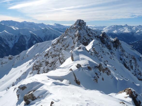 Der Rauhe Kamm mit seiner höchsten Erhebung. Eine Überschreitung ist im Winter nur bei sicheren Verhältnissen und mit alpiner Erfahrung möglich.