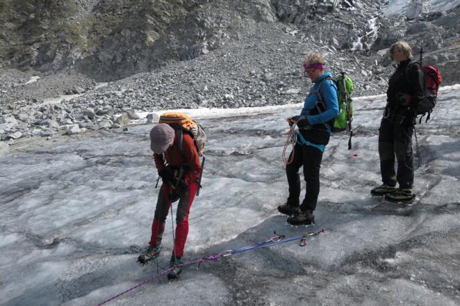 An der letzten aperen Gletscherzunge mittels Fixseil abgestiegen.