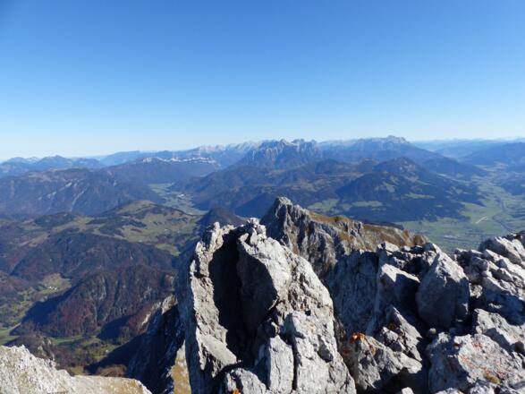 Blick über die Maukspitze in Richtung Loferer und Leoganger Steinberge.
