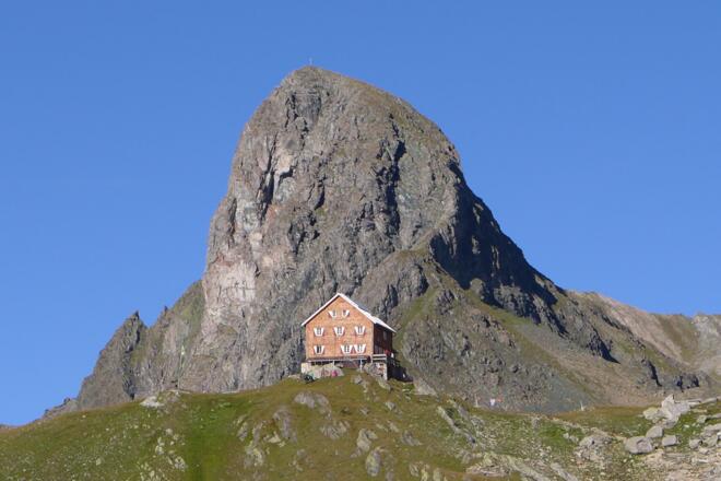 Neue Reichenberger Hütte mit Gösslswand.