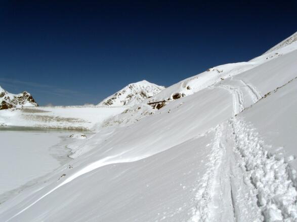 Gegenanstieg entlang der Staumauer auf dem Rückweg