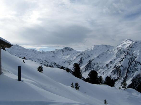 Blick in den Talschluß und das Tourengebiet rund um die Weidener Hütte. In der Bildmitte die Hippoldspitze.