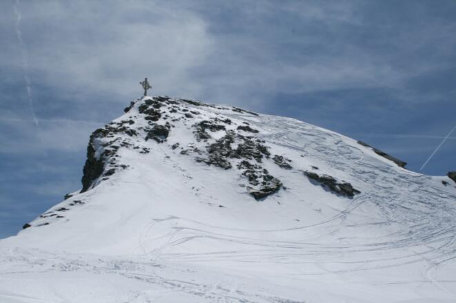 Der Anstieg zum Gipfel erfolgt mit Ski.