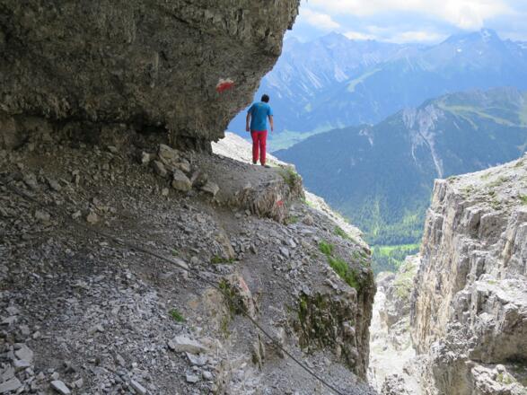 ... dann ein Querung nach rechts an die Schluchtkante ...