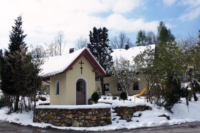 Habingerkreuz 717m im Ort "Dorf"