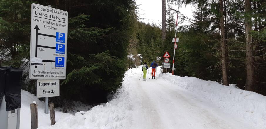 Am Beginn der Straße bzw. Rodelbahn zum Gasthof Loas.