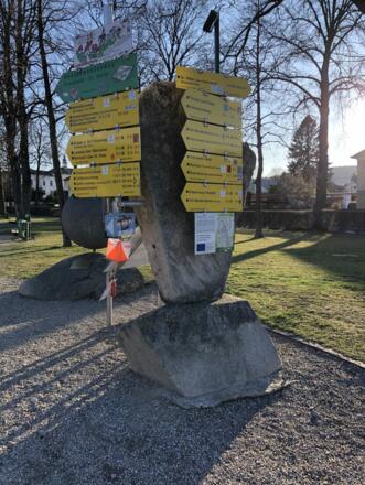 Der Weg beginnt beim Wanderstein in der Nähe des Scheiblingturms.