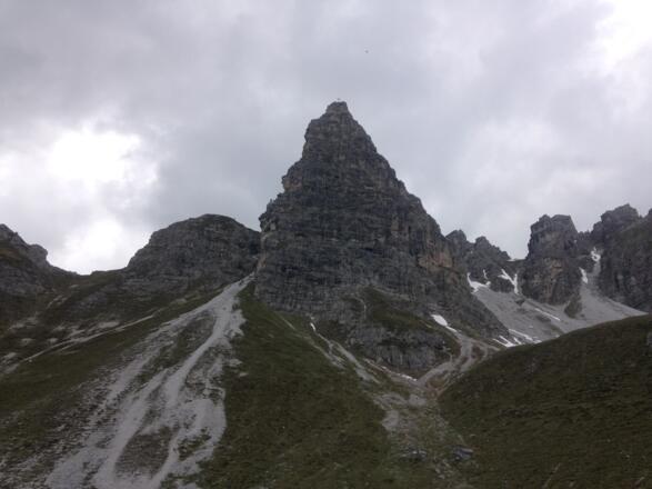 Pyramidenspitze Ostwand. Der Routenverlauf gut erkennbar