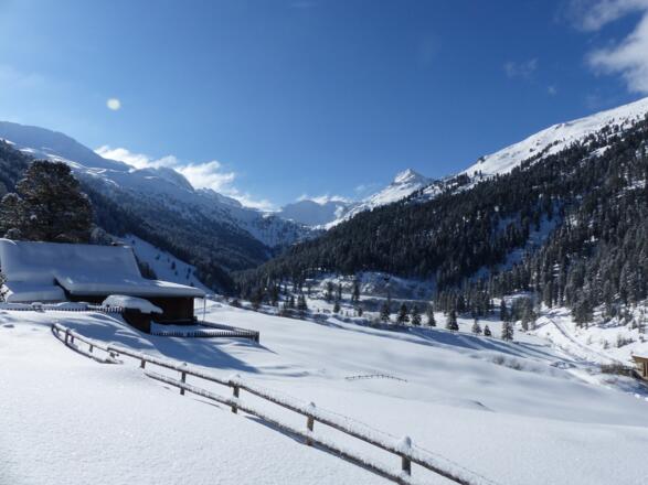 Der Blick schweift dabei ins hintere Wattental, wo sich die Lizumer Hütte befindet.