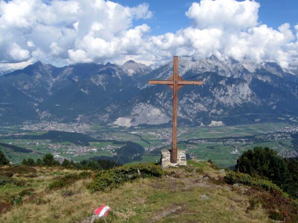 Ein Kreuz auf dem Weg zum Gipfel: "In Gedenken an die Kriegsgefallenen."
