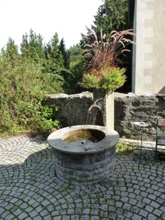 Brunnen vor der St.-Corneli-Kirche