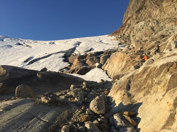 Hier erfolgt derzeit der Übergang vom Fels auf den Oxentaler Gletscher