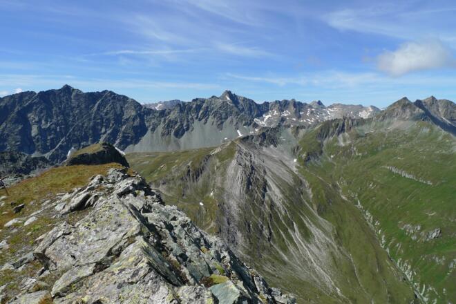 Vom Gipfel: das Keeseck in der Mitte, weiter rechts neben dem dunklen Gipfel das Rotenmanntörl