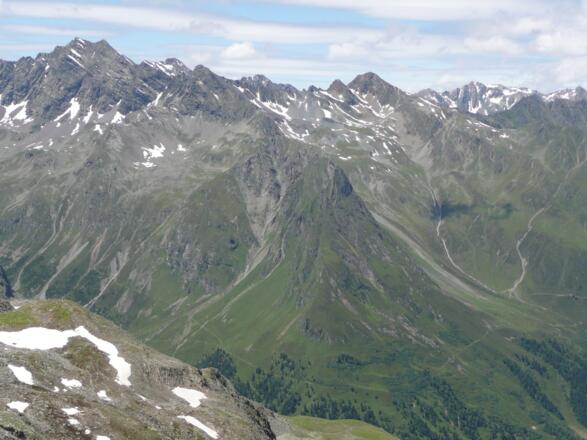 Auf dem Horntaler Joch mit Blick ins Lüsenstal.
