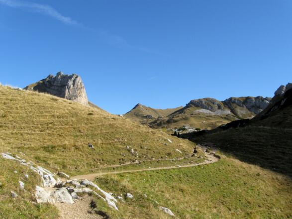 Wunderschöner Pfad mit sanfter Steigung zur Rofanspitze (hinten in der Bildmitte).