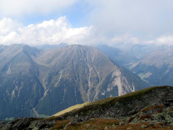 Blick ins Sellraintal mit Freihut in der Bildmitte