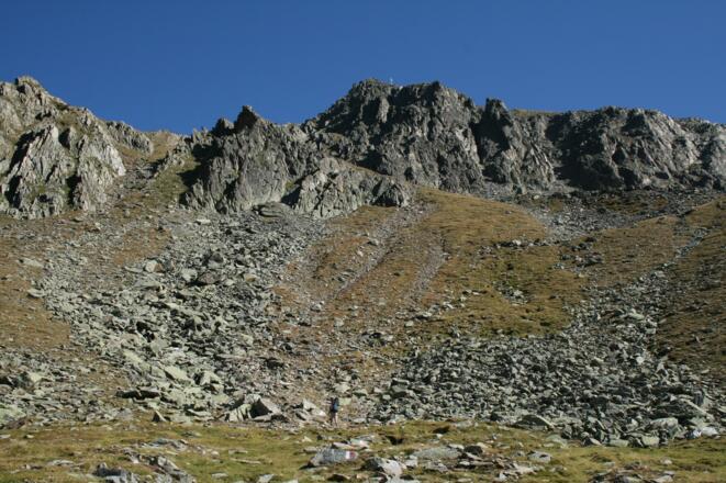 Das Gipfelkreuz des Rietzer Grießkogel ist bereits gut zu sehen.