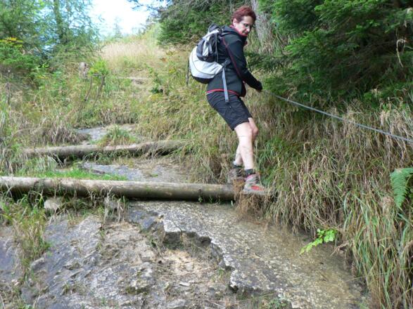 Die steile und rutschige Schlüsselstelle ist gut mit einem Seil versichert