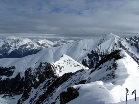 Auf dem Gipfel - am Grat enlang sieht man vorne die markante Vordere Karlesspitze